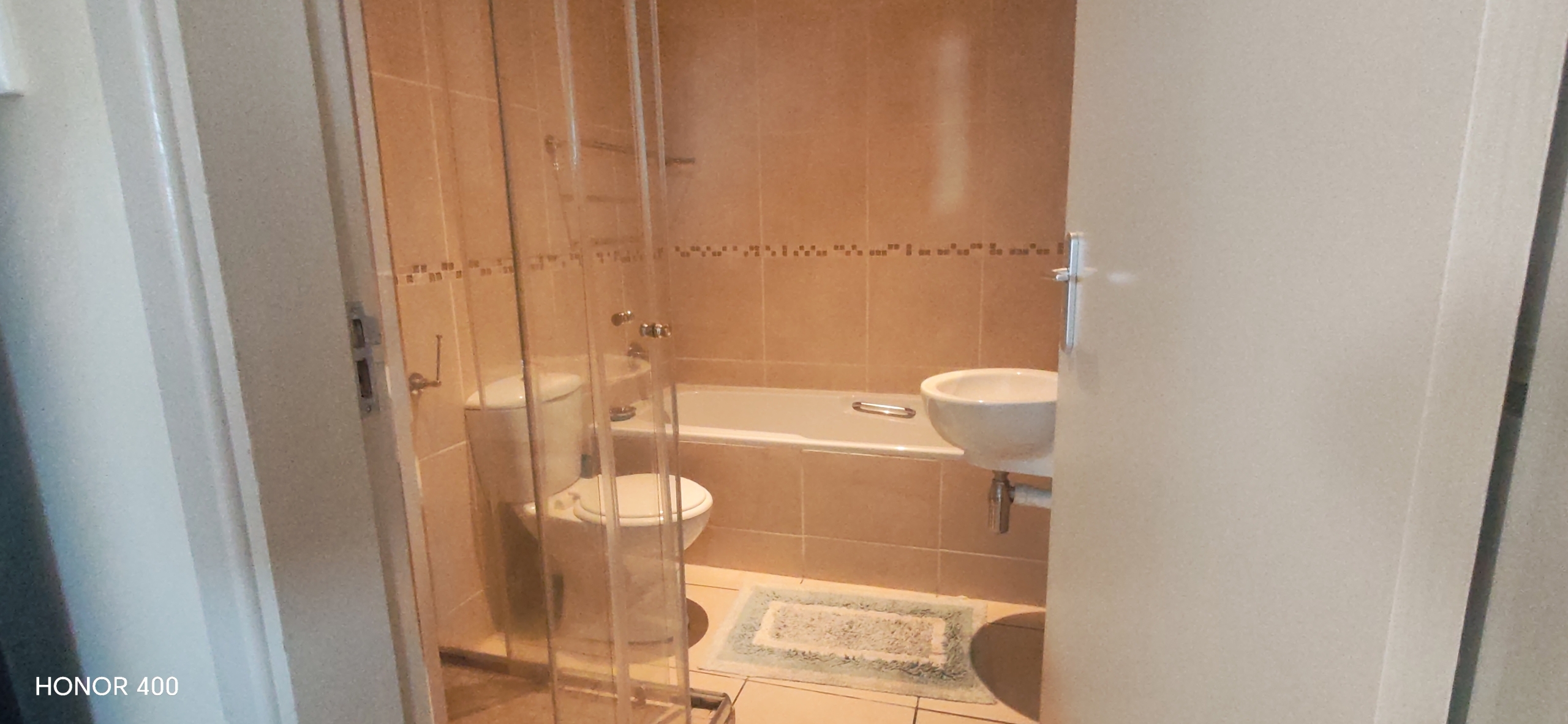 Spacious 3-Bedroom, 2-Bathroom Apartment in Margate