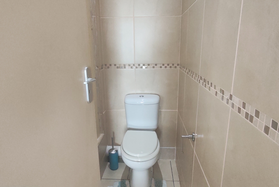 Spacious 3-Bedroom, 2-Bathroom Apartment in Margate
