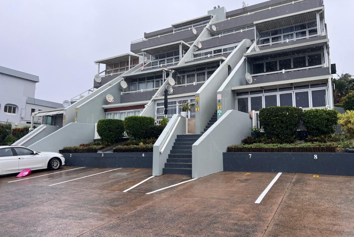 Enjoy relaxed coastal living in this spacious 3-bedroom, 2-bathroom apartment situated in Uvongo.