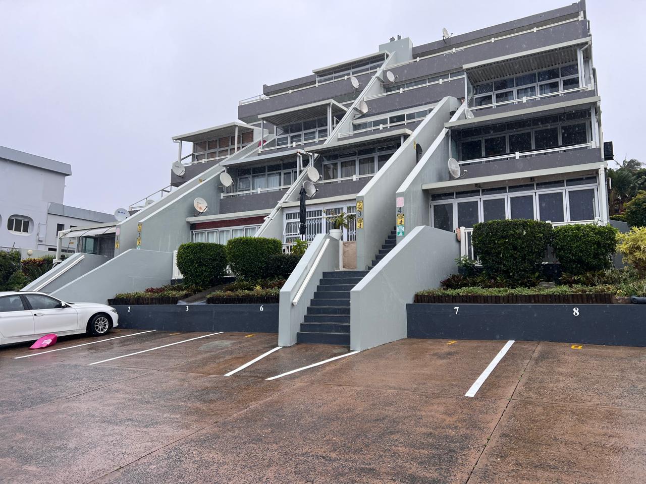 Enjoy relaxed coastal living in this spacious 3-bedroom, 2-bathroom apartment situated in Uvongo.