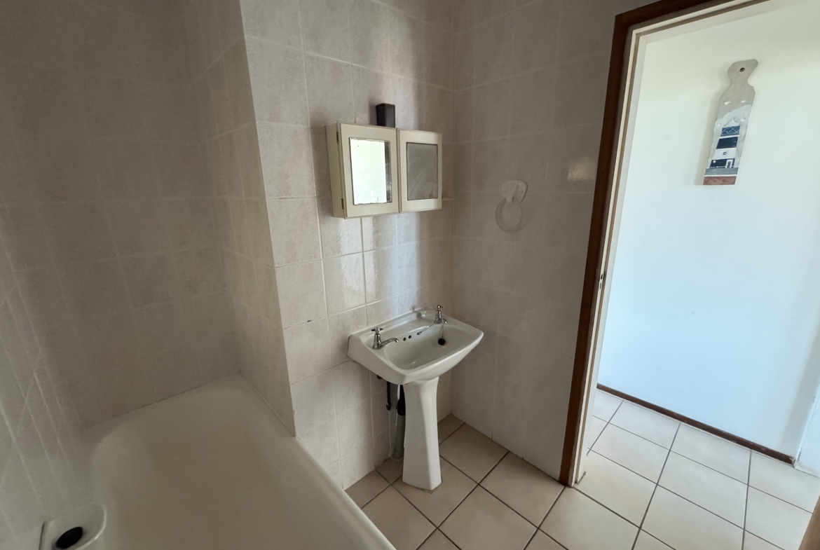 BEAUTIFULLY FURNISHED 2-BEDROOM APARTMENT WITH STUNNING SEA VIEWS
