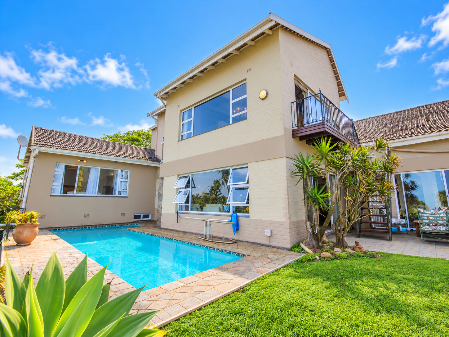MD2 RAMSGATE – MAGNIFICENT OCEAN-VIEW HOME WITH TWO COTTAGES, POOL & BREATHTAKING 180° SEA VIEWS
