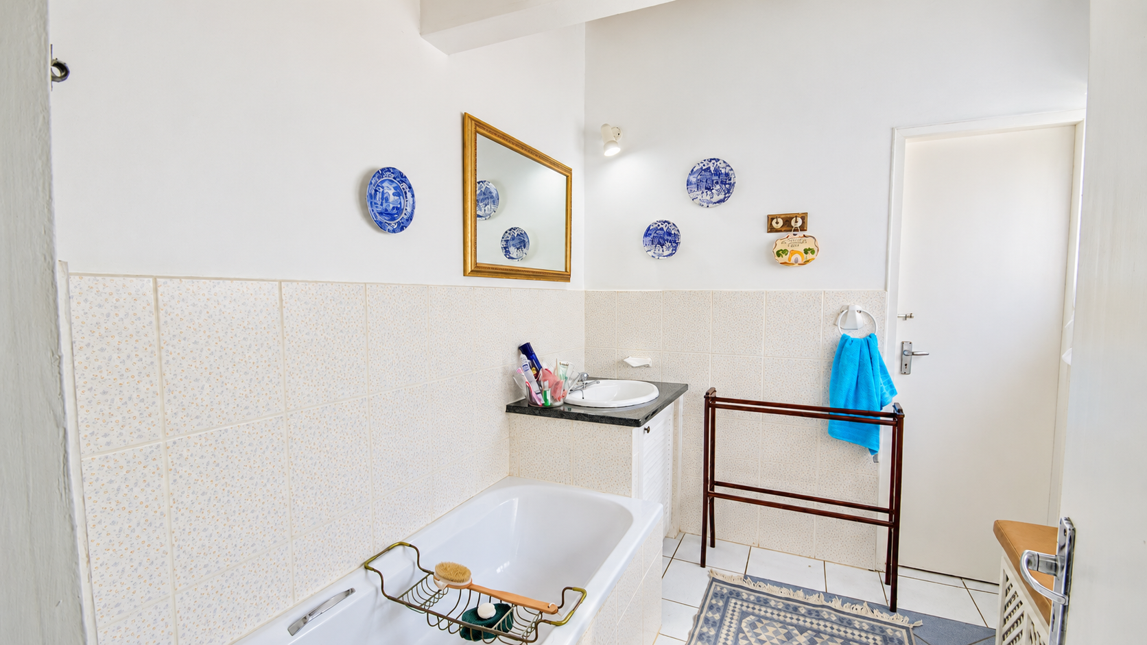 MD23 RAMSGATE – MAGNIFICENT OCEAN-VIEW HOME WITH TWO COTTAGES, POOL & BREATHTAKING 180° SEA VIEWS