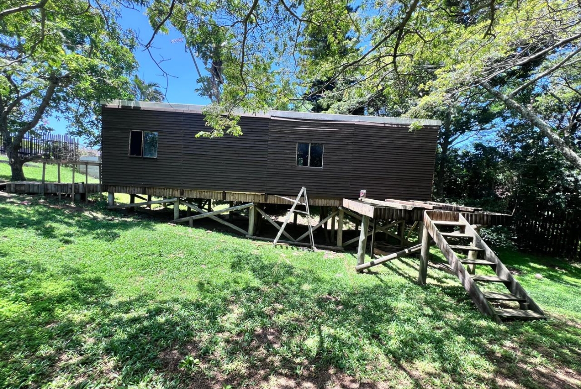 SPACIOUS FAMILY HOME WITH ADDITIONAL COTTAGE IN UVONGO