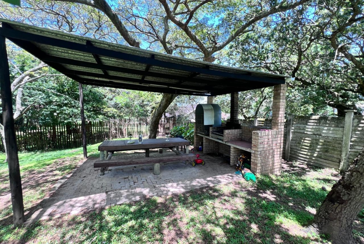 SPACIOUS FAMILY HOME WITH ADDITIONAL COTTAGE IN UVONGO