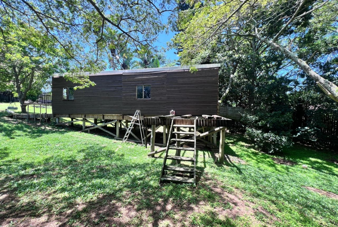 SPACIOUS FAMILY HOME WITH ADDITIONAL COTTAGE IN UVONGO