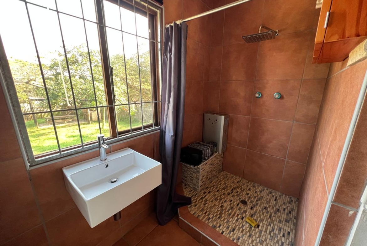 SPACIOUS FAMILY HOME WITH ADDITIONAL COTTAGE IN UVONGO