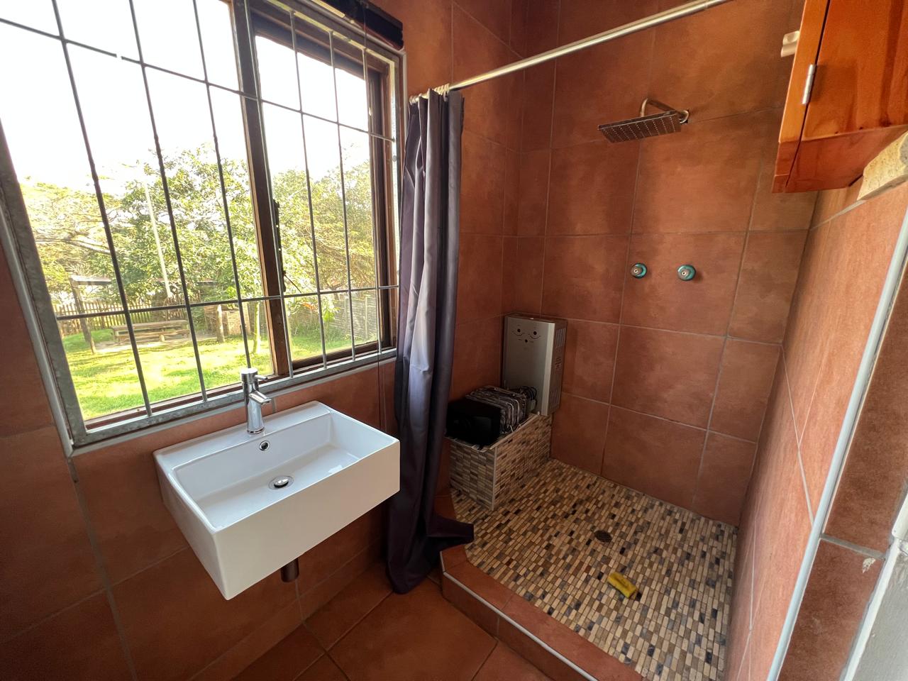 SPACIOUS FAMILY HOME WITH ADDITIONAL COTTAGE IN UVONGO