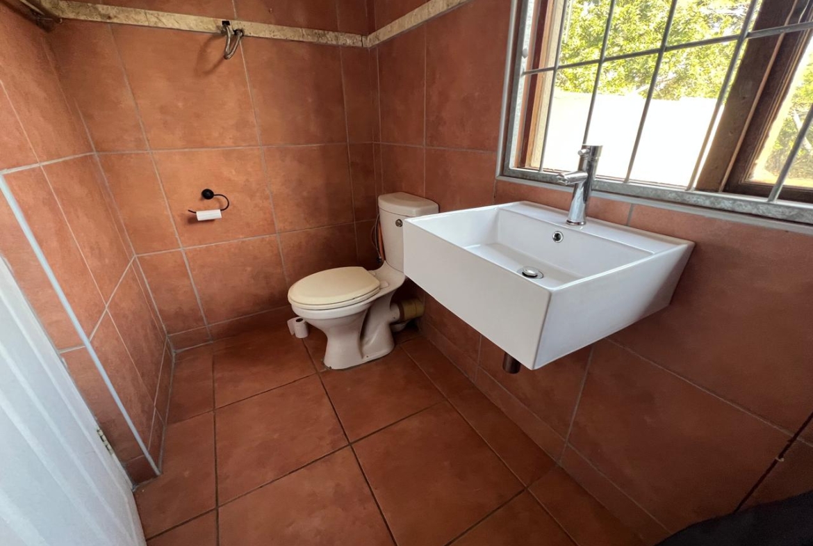 SPACIOUS FAMILY HOME WITH ADDITIONAL COTTAGE IN UVONGO