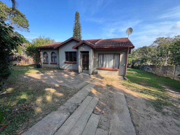 SPACIOUS FAMILY HOME WITH ADDITIONAL COTTAGE IN UVONGO