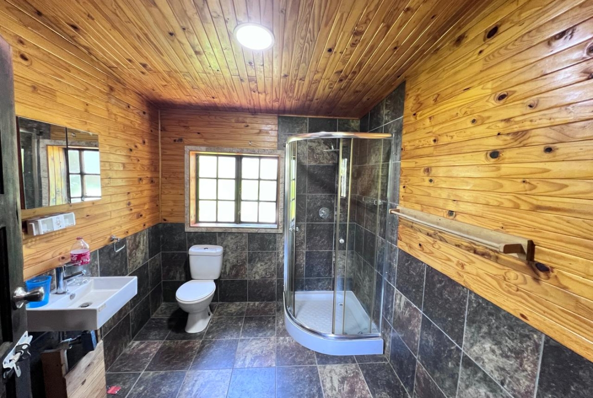 SPACIOUS FAMILY HOME WITH ADDITIONAL COTTAGE IN UVONGO