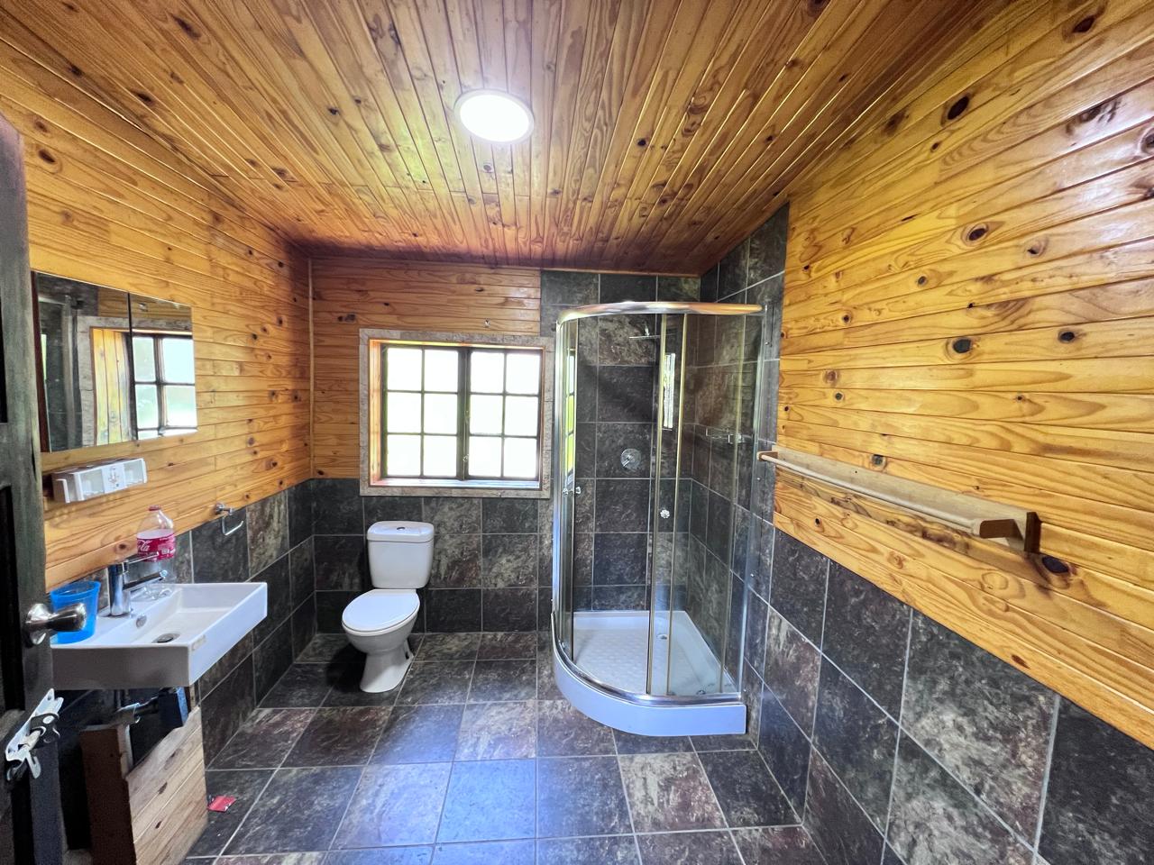 SPACIOUS FAMILY HOME WITH ADDITIONAL COTTAGE IN UVONGO
