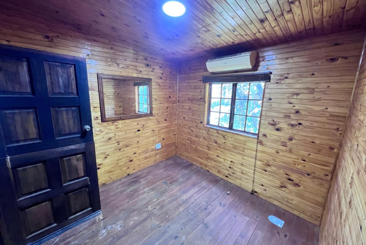 SPACIOUS FAMILY HOME WITH ADDITIONAL COTTAGE IN UVONGO