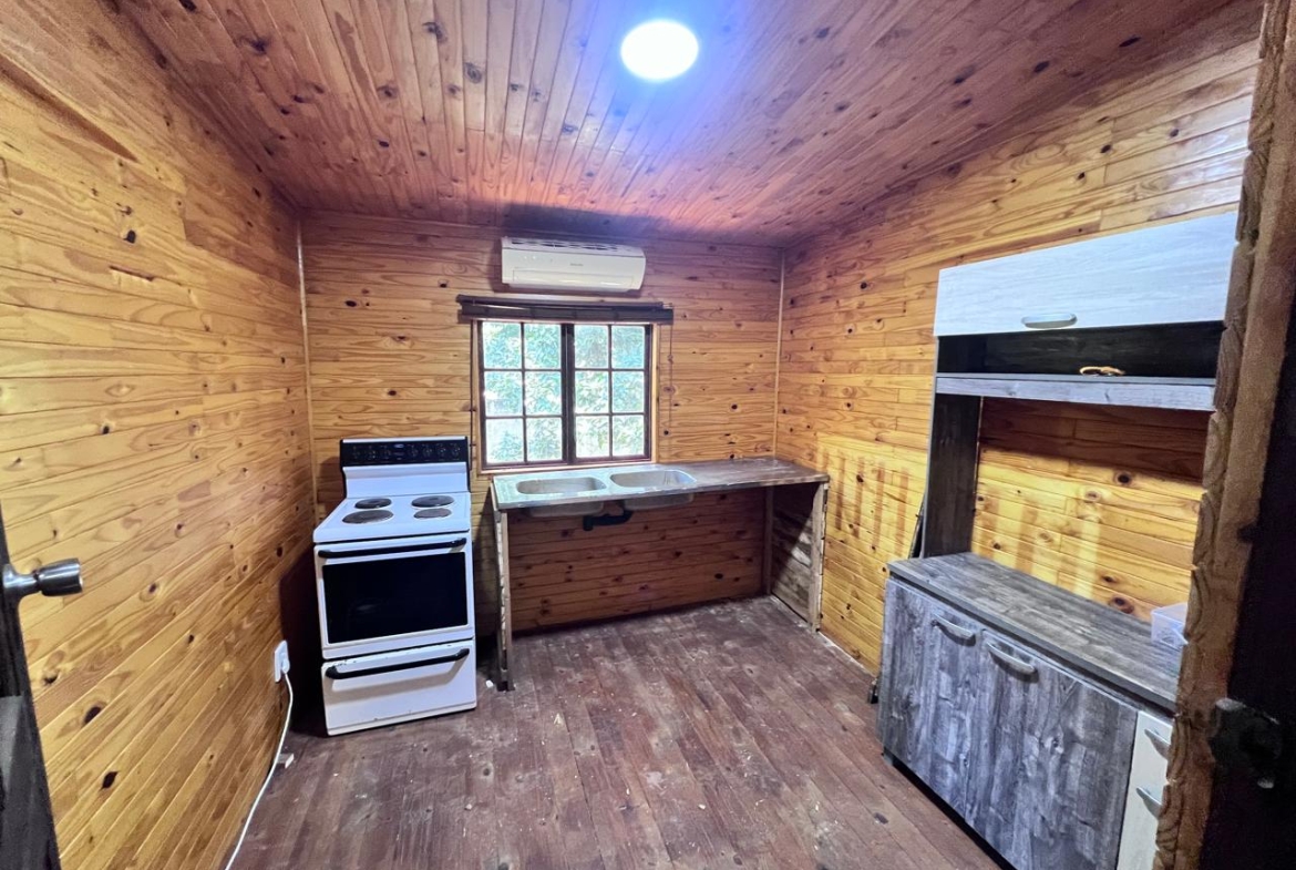 SPACIOUS FAMILY HOME WITH ADDITIONAL COTTAGE IN UVONGO