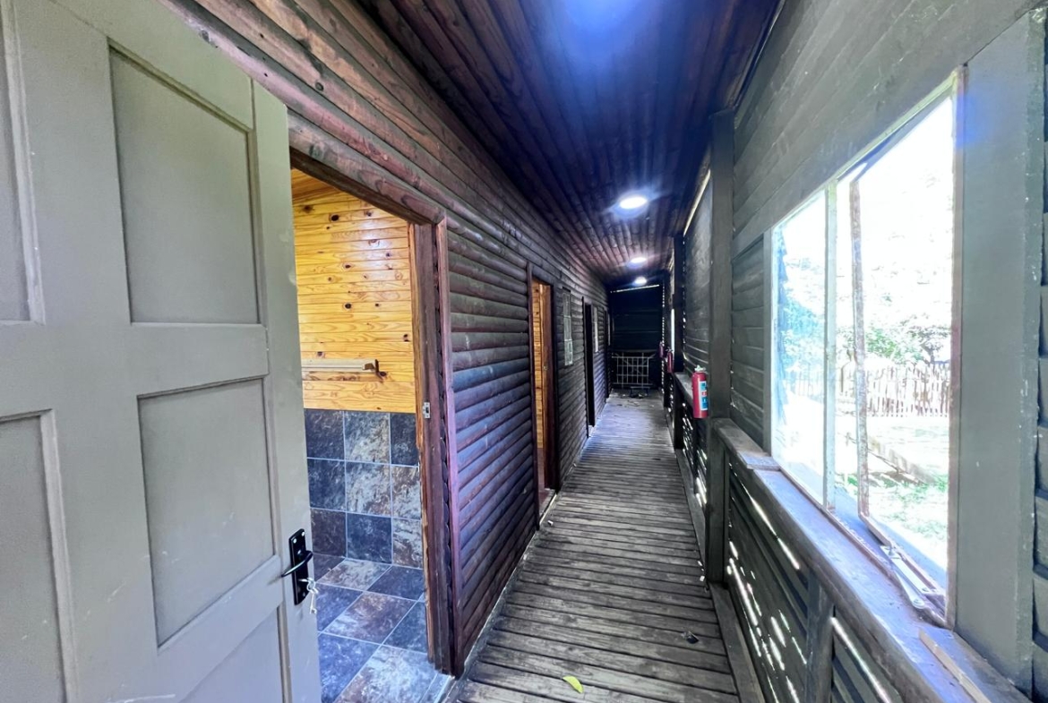 SPACIOUS FAMILY HOME WITH ADDITIONAL COTTAGE IN UVONGO