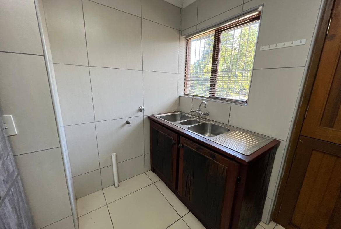 SPACIOUS FAMILY HOME WITH ADDITIONAL COTTAGE IN UVONGO