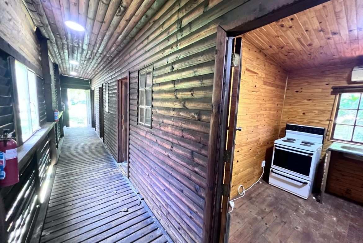 SPACIOUS FAMILY HOME WITH ADDITIONAL COTTAGE IN UVONGO