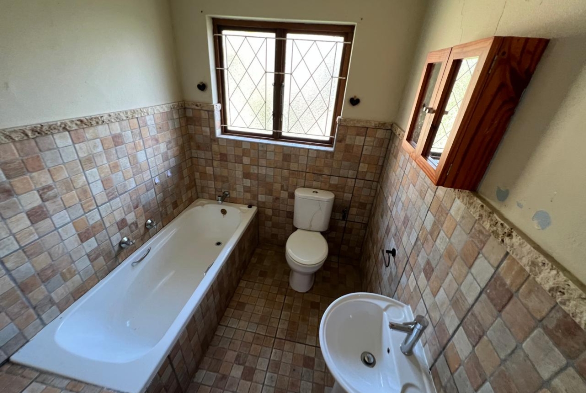 SPACIOUS FAMILY HOME WITH ADDITIONAL COTTAGE IN UVONGO