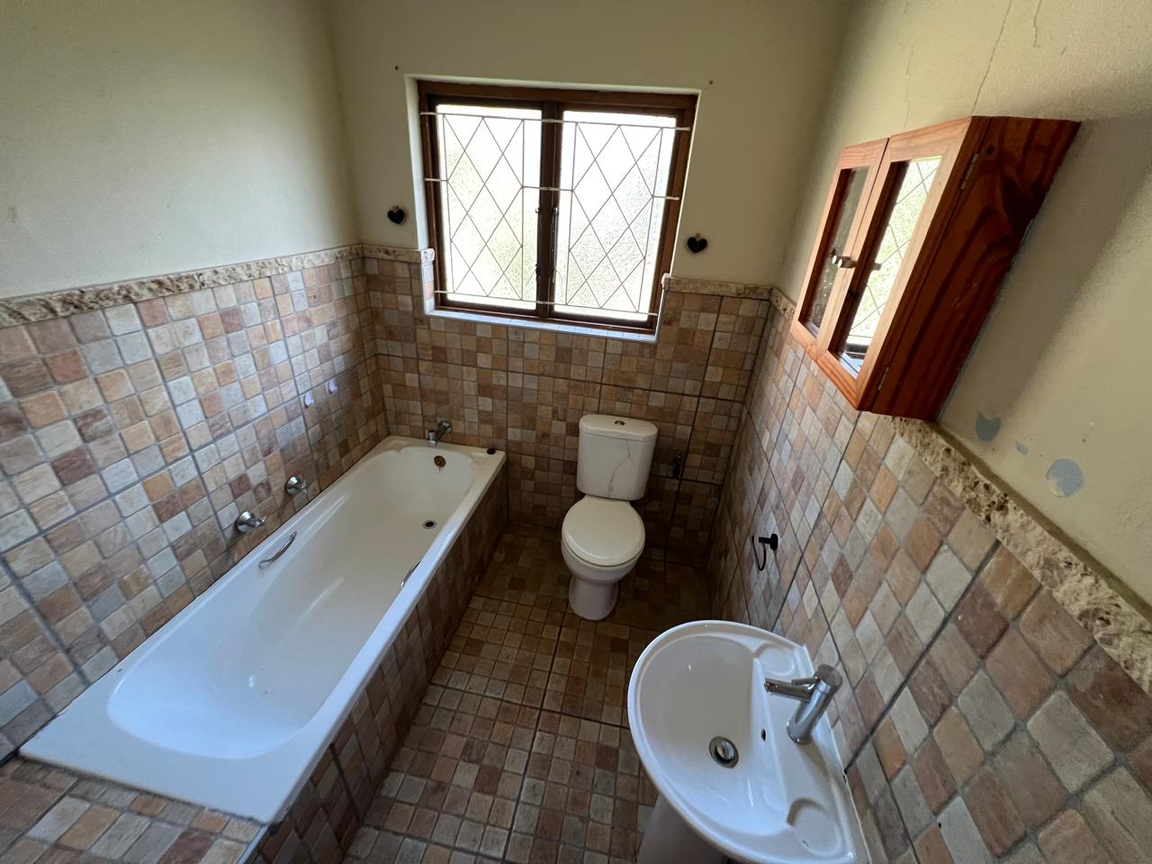 SPACIOUS FAMILY HOME WITH ADDITIONAL COTTAGE IN UVONGO