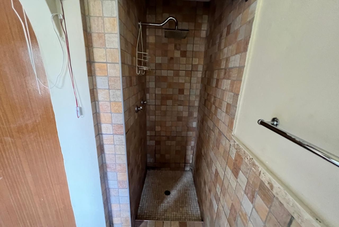 SPACIOUS FAMILY HOME WITH ADDITIONAL COTTAGE IN UVONGO
