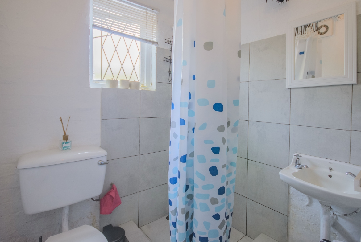 Move In & Make It Yours: Family Home with 2 Flatlets, Staff Quarters, Pool & Solar and So Much More