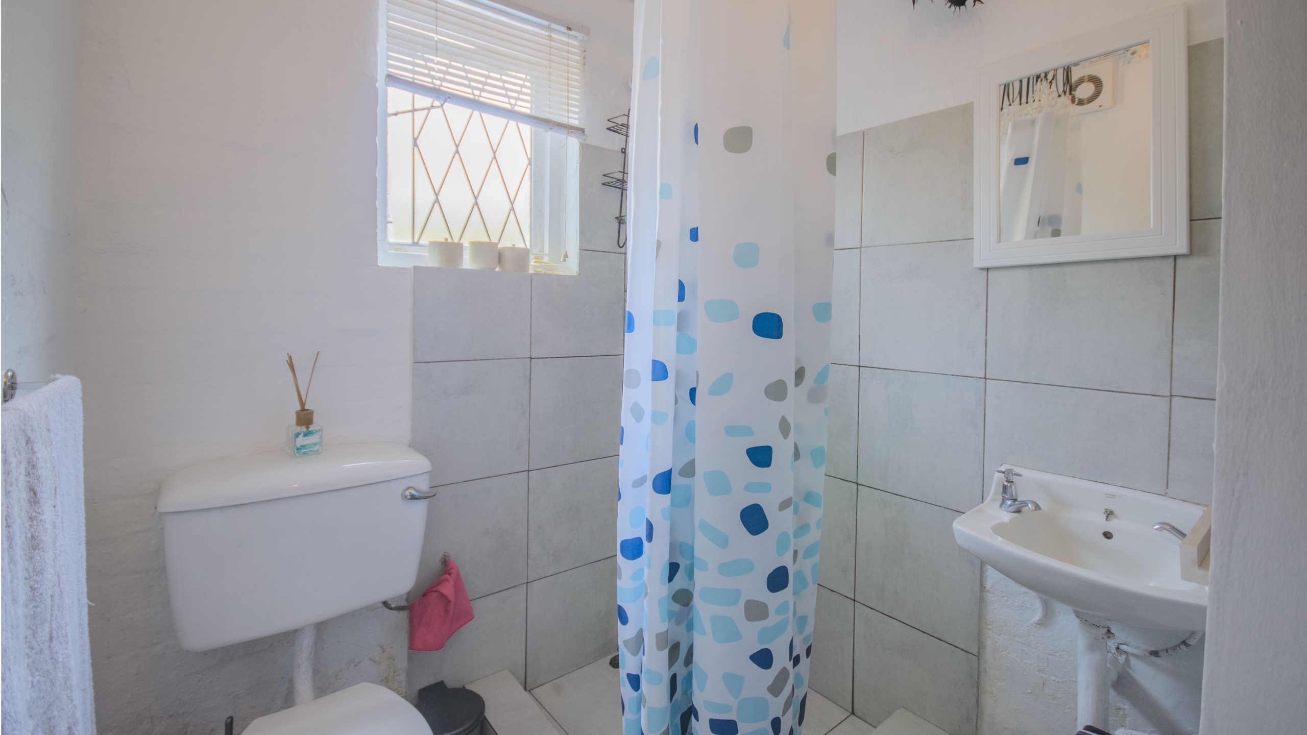 Move In & Make It Yours: Family Home with 2 Flatlets, Staff Quarters, Pool & Solar and So Much More