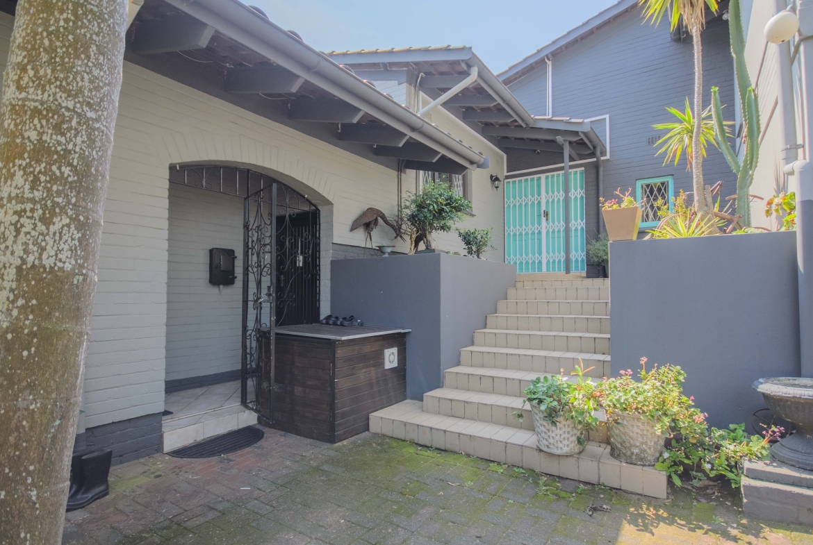 Move In & Make It Yours: Family Home with 2 Flatlets, Staff Quarters, Pool & Solar and So Much More