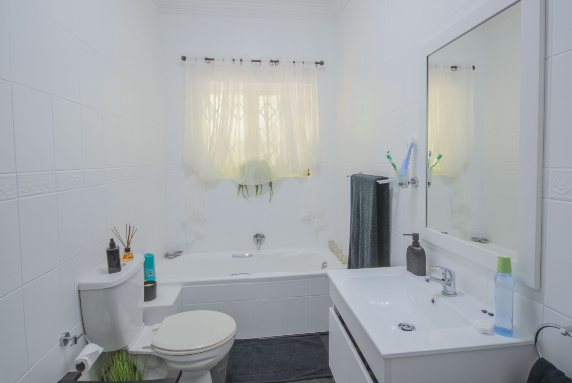 Move In & Make It Yours: Family Home with 2 Flatlets, Staff Quarters, Pool & Solar and So Much More