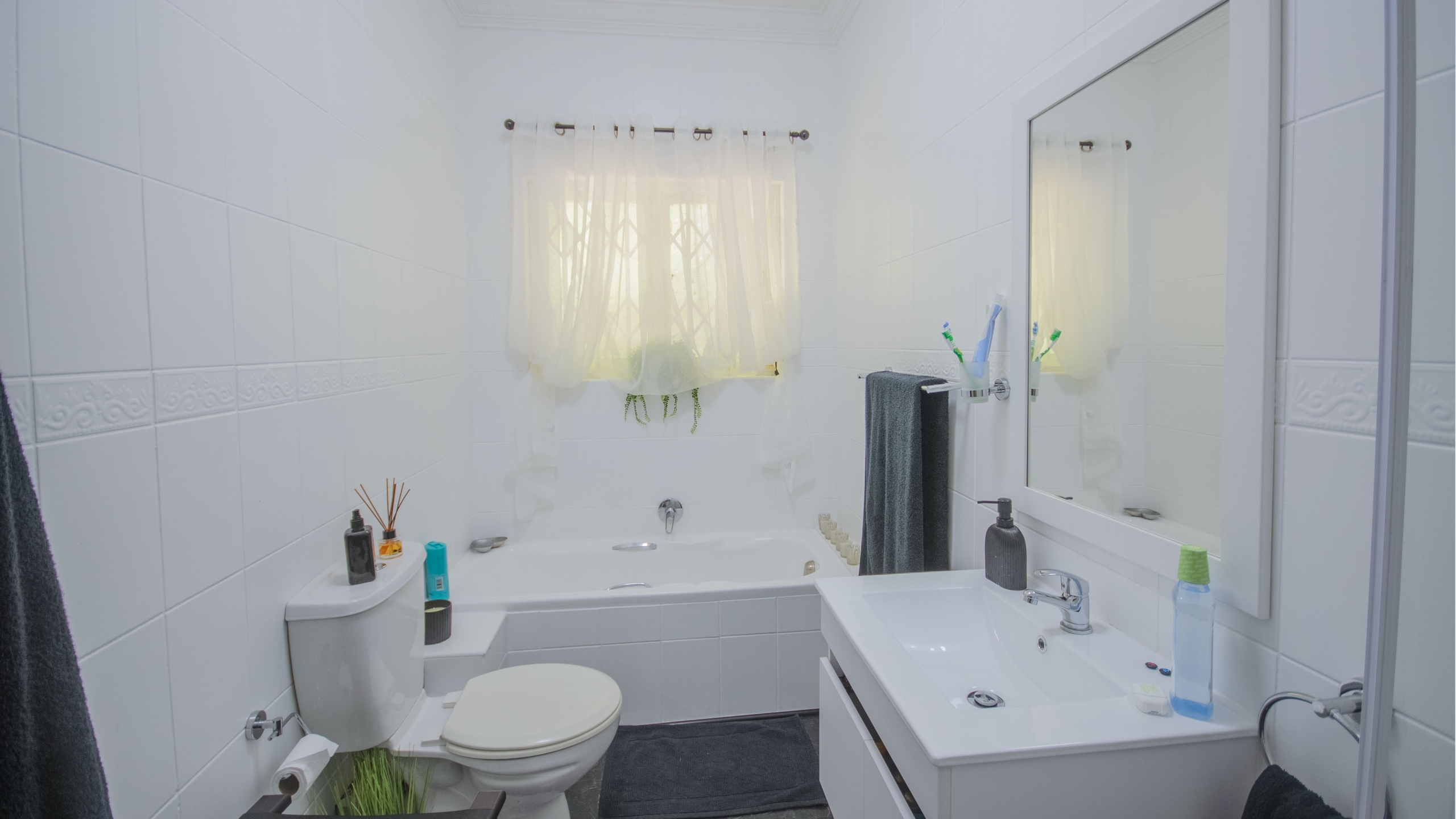 Move In & Make It Yours: Family Home with 2 Flatlets, Staff Quarters, Pool & Solar and So Much More