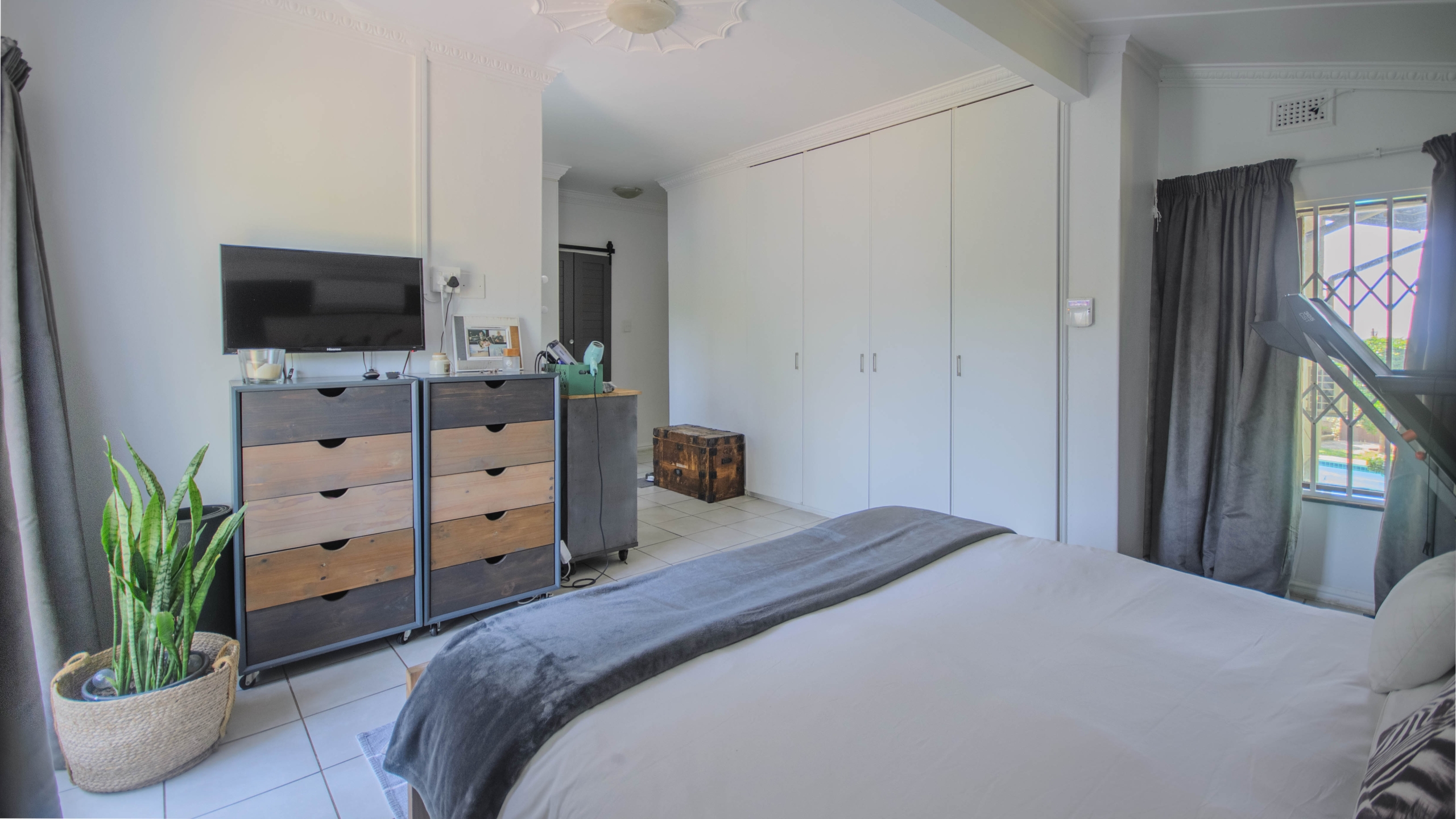 Move In & Make It Yours: Family Home with 2 Flatlets, Staff Quarters, Pool & Solar and So Much More