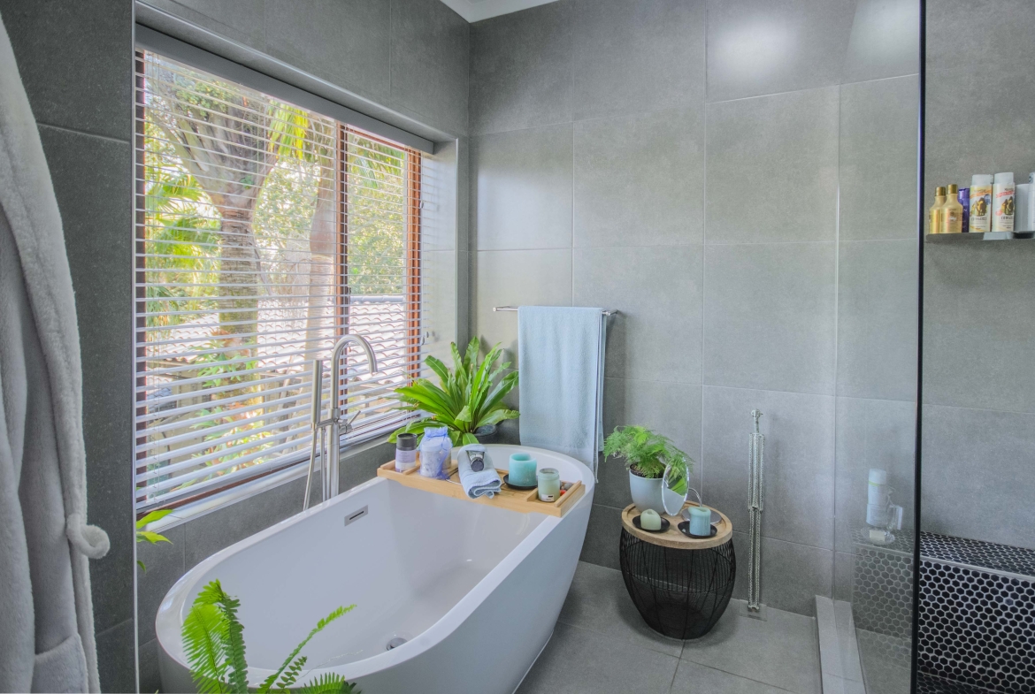 Move In & Make It Yours: Family Home with 2 Flatlets, Staff Quarters, Pool & Solar and So Much More