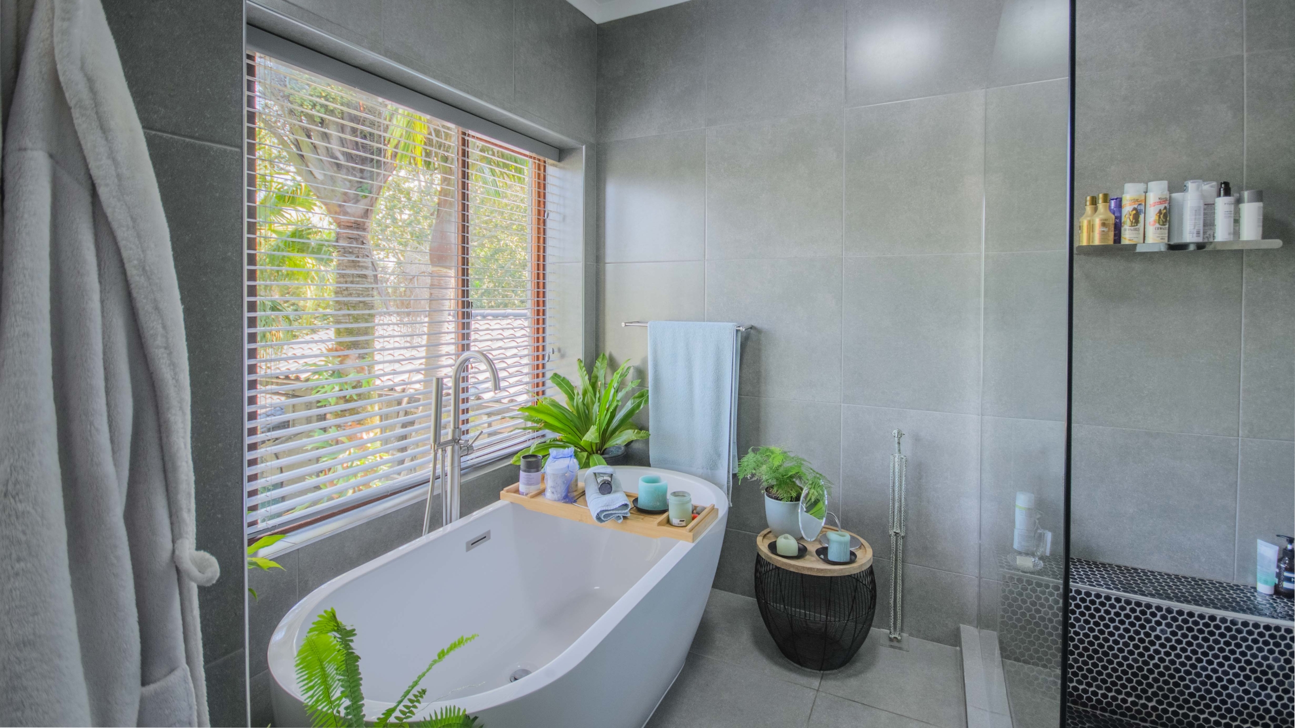 Move In & Make It Yours: Family Home with 2 Flatlets, Staff Quarters, Pool & Solar and So Much More