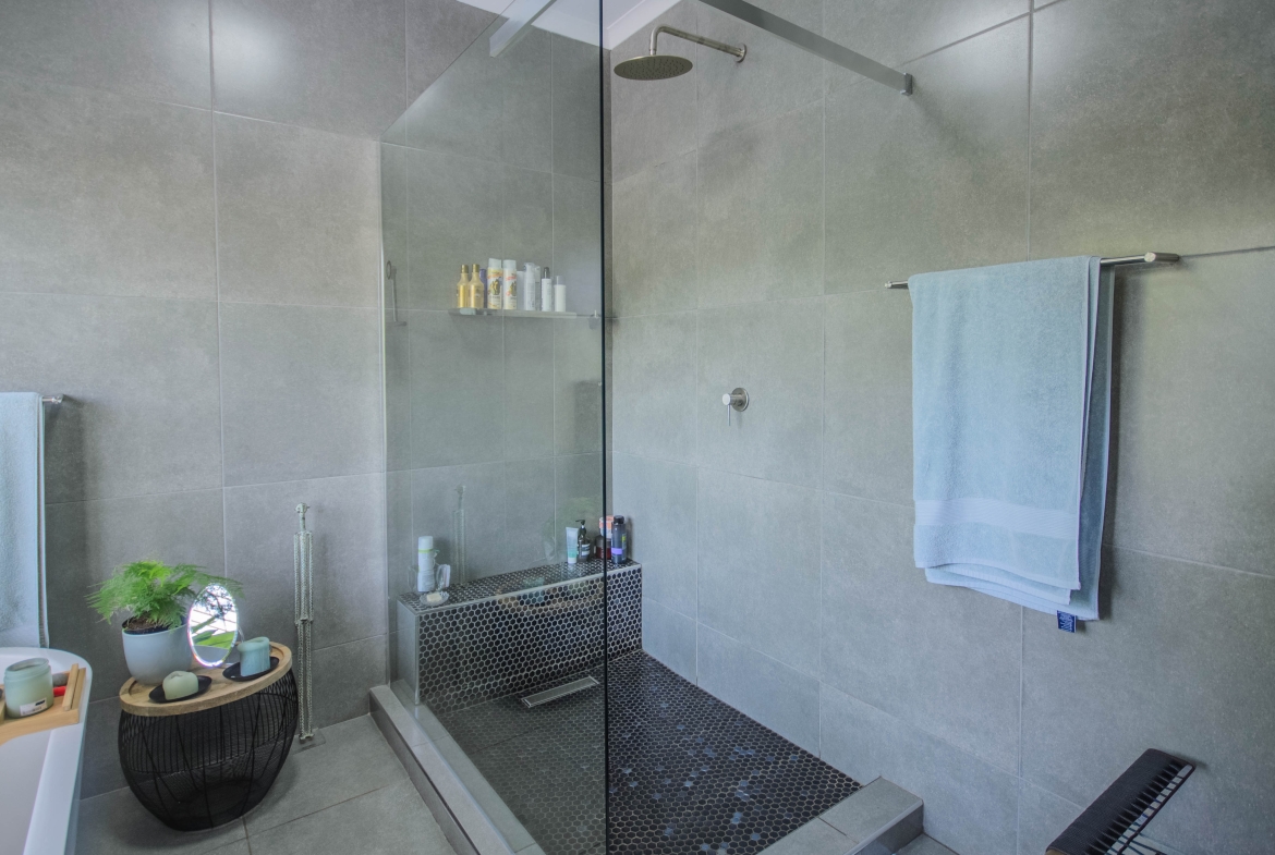 Move In & Make It Yours: Family Home with 2 Flatlets, Staff Quarters, Pool & Solar and So Much More