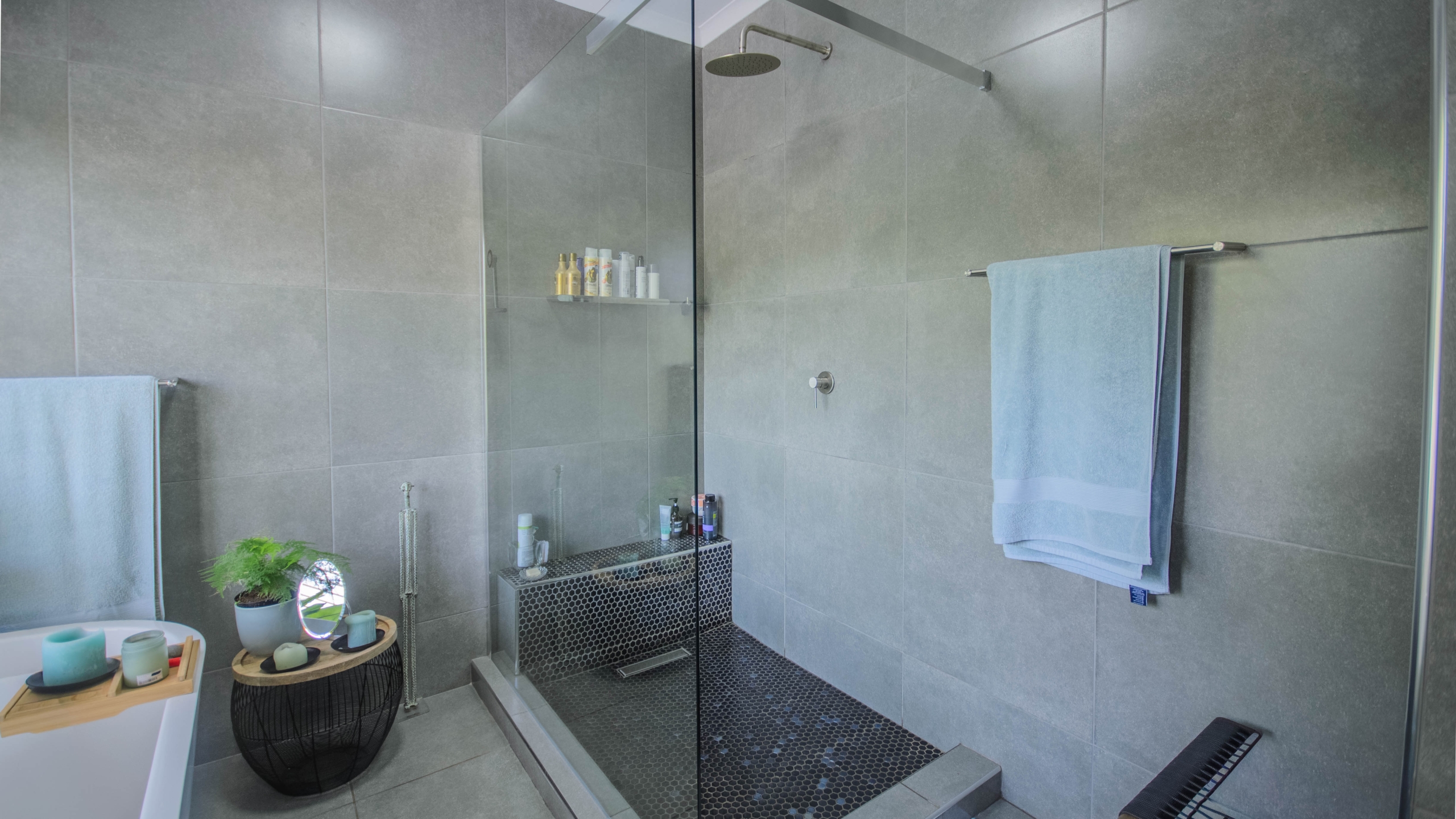 Move In & Make It Yours: Family Home with 2 Flatlets, Staff Quarters, Pool & Solar and So Much More