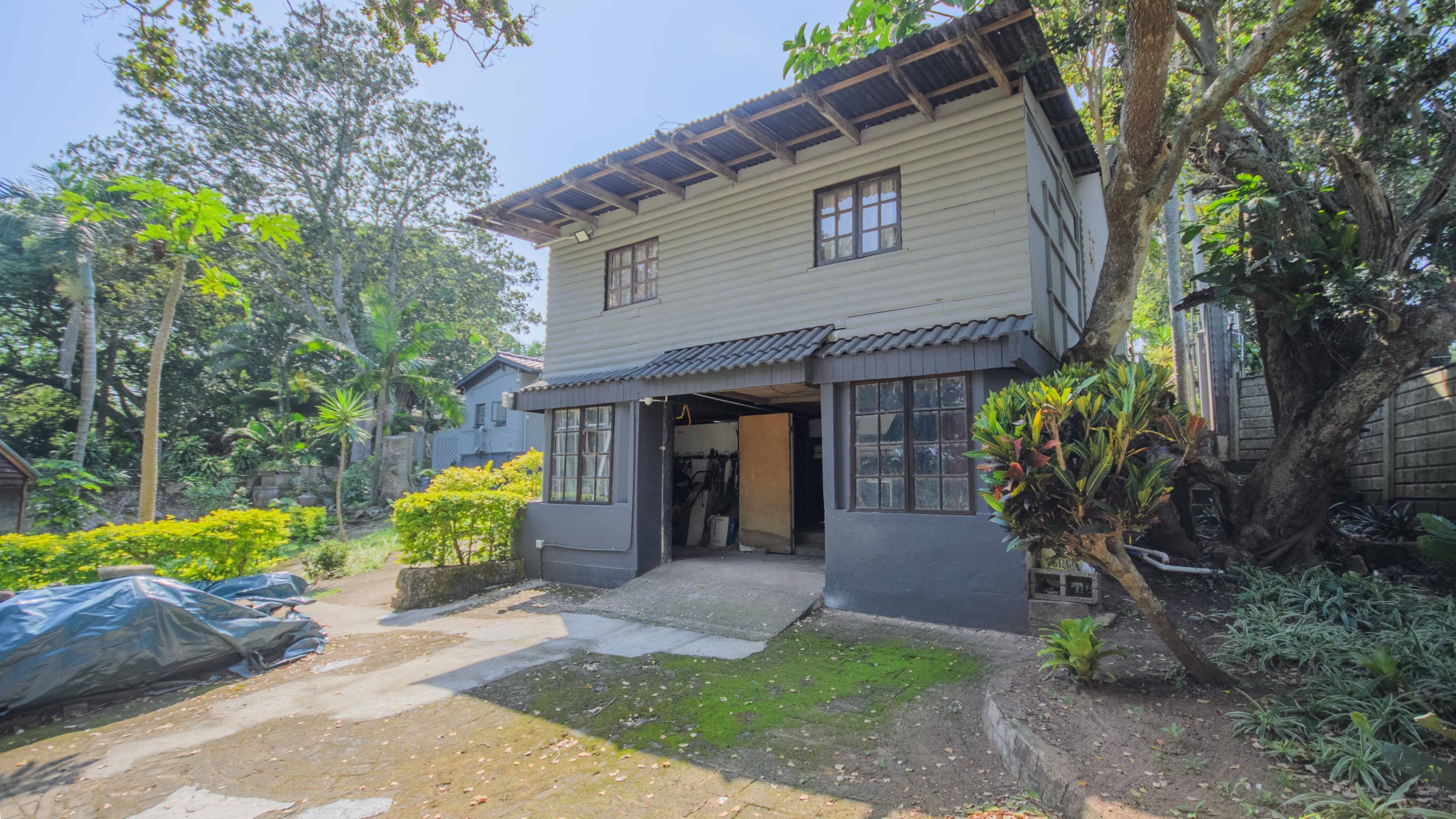 Move In & Make It Yours: Family Home with 2 Flatlets, Staff Quarters, Pool & Solar and So Much More