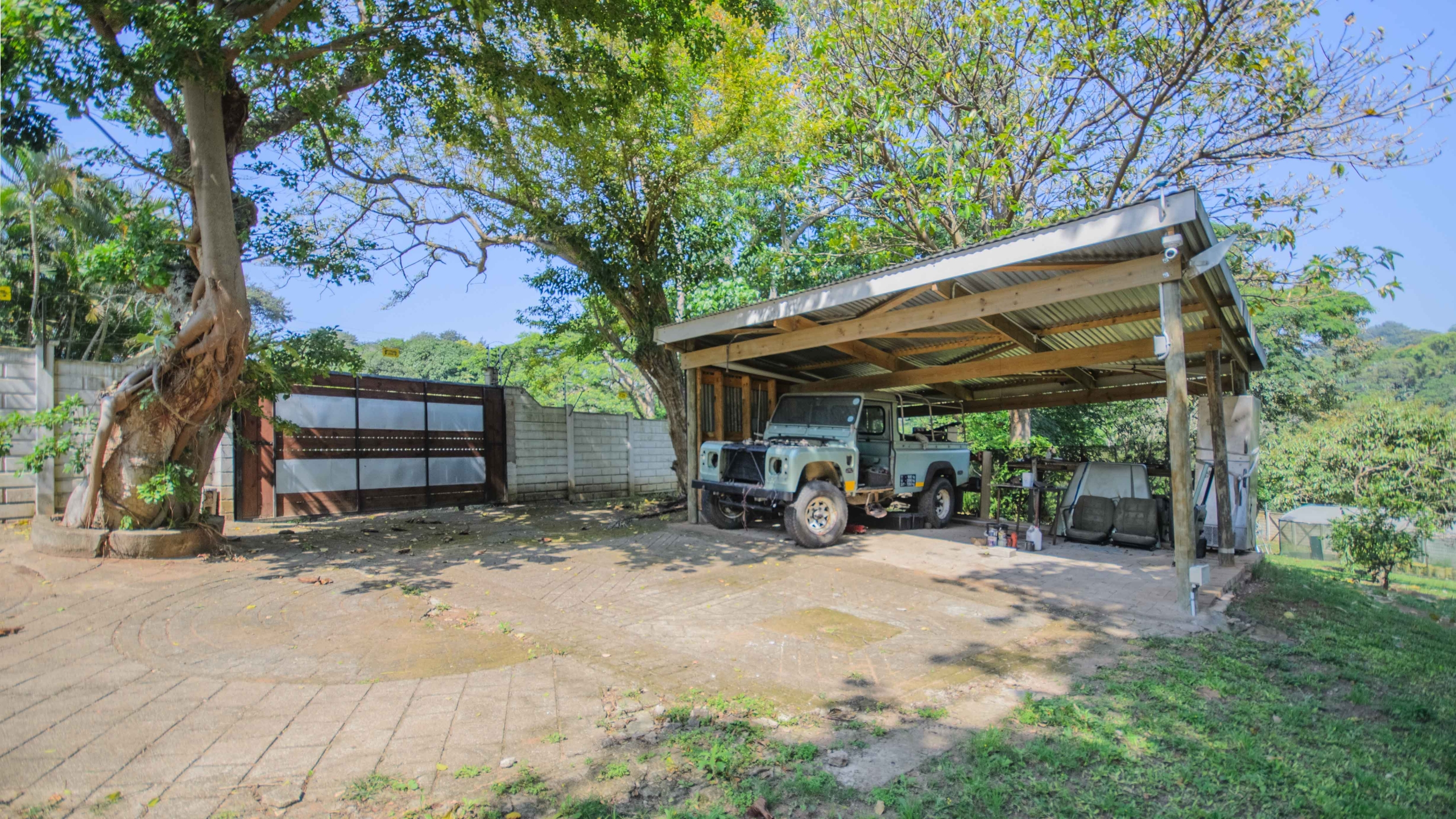 Move In & Make It Yours: Family Home with 2 Flatlets, Staff Quarters, Pool & Solar and So Much More
