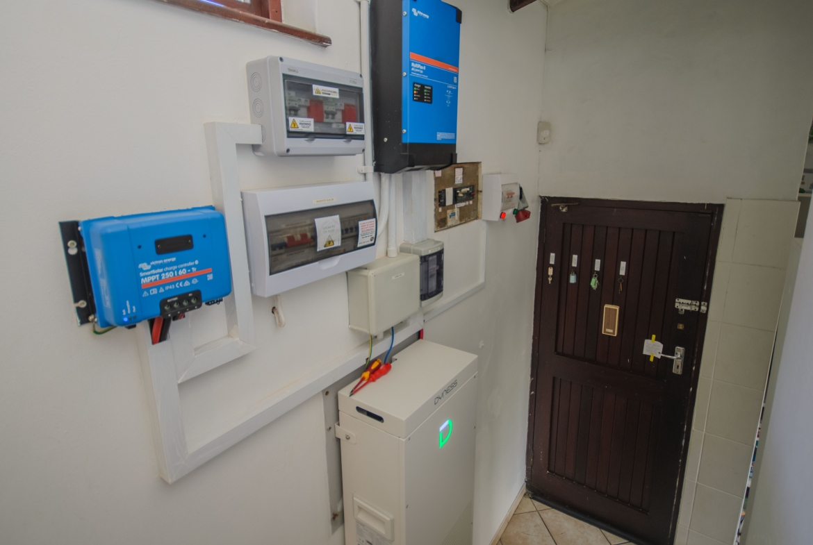 Move In & Make It Yours: Family Home with 2 Flatlets, Staff Quarters, Pool & Solar and So Much More
