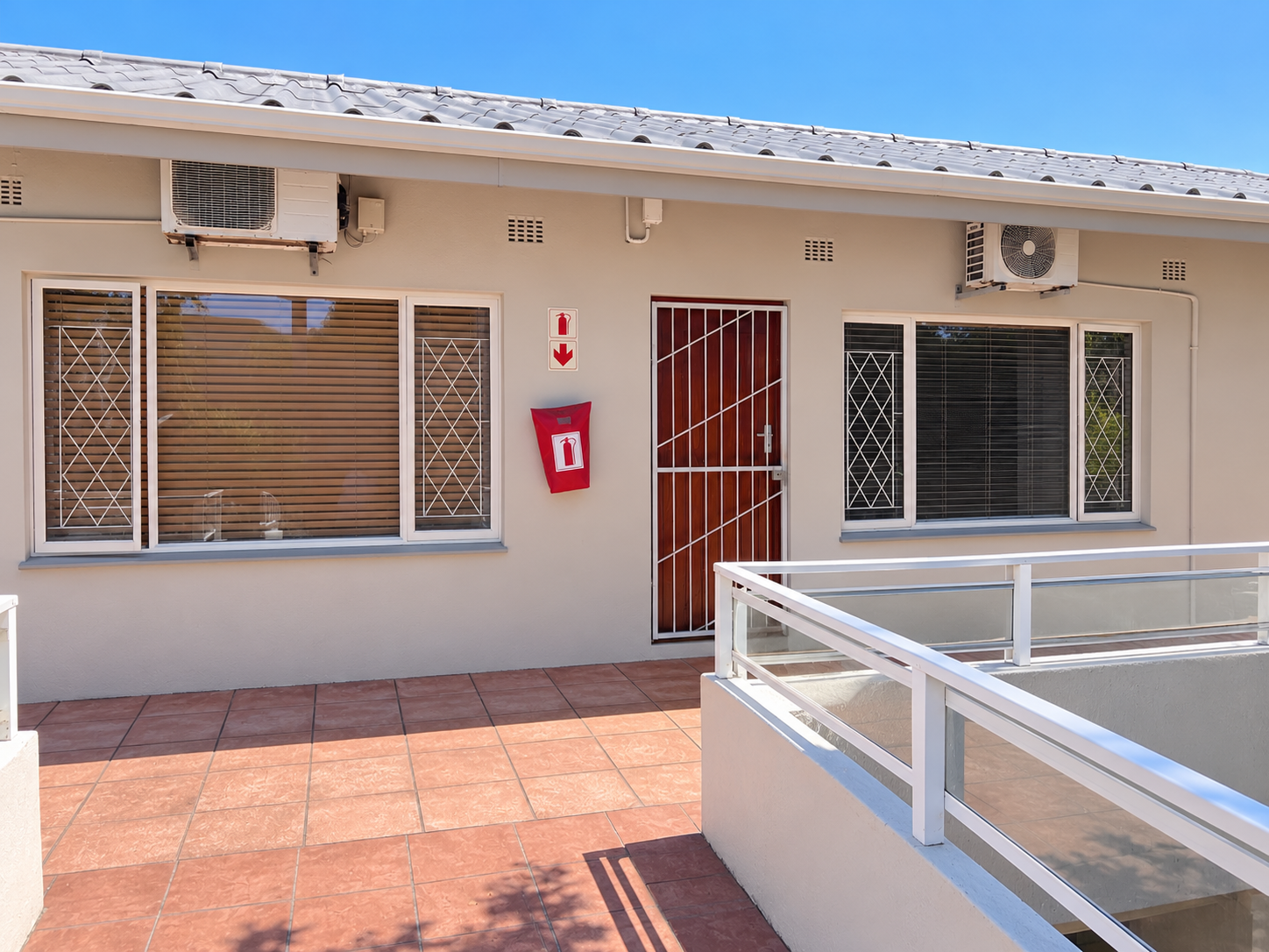 Sunlit Apartment Courtyard Entrance 3 Bedroom Apartment Uvongo Beach