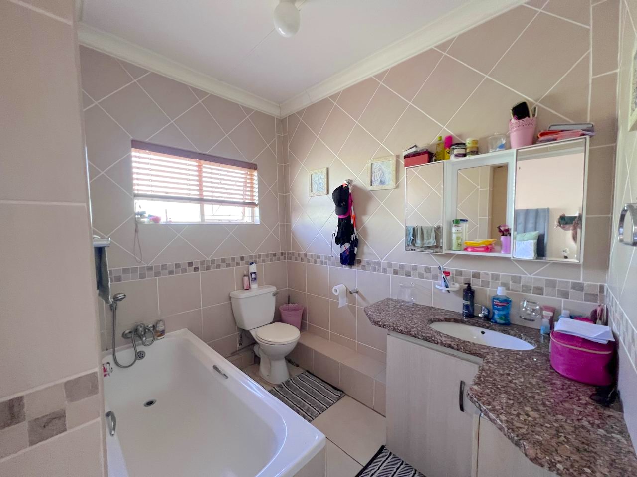 WhatsApp Image 2026-10-22 at 10.27.39 (3) 3 Bedroom Apartment Uvongo Beach