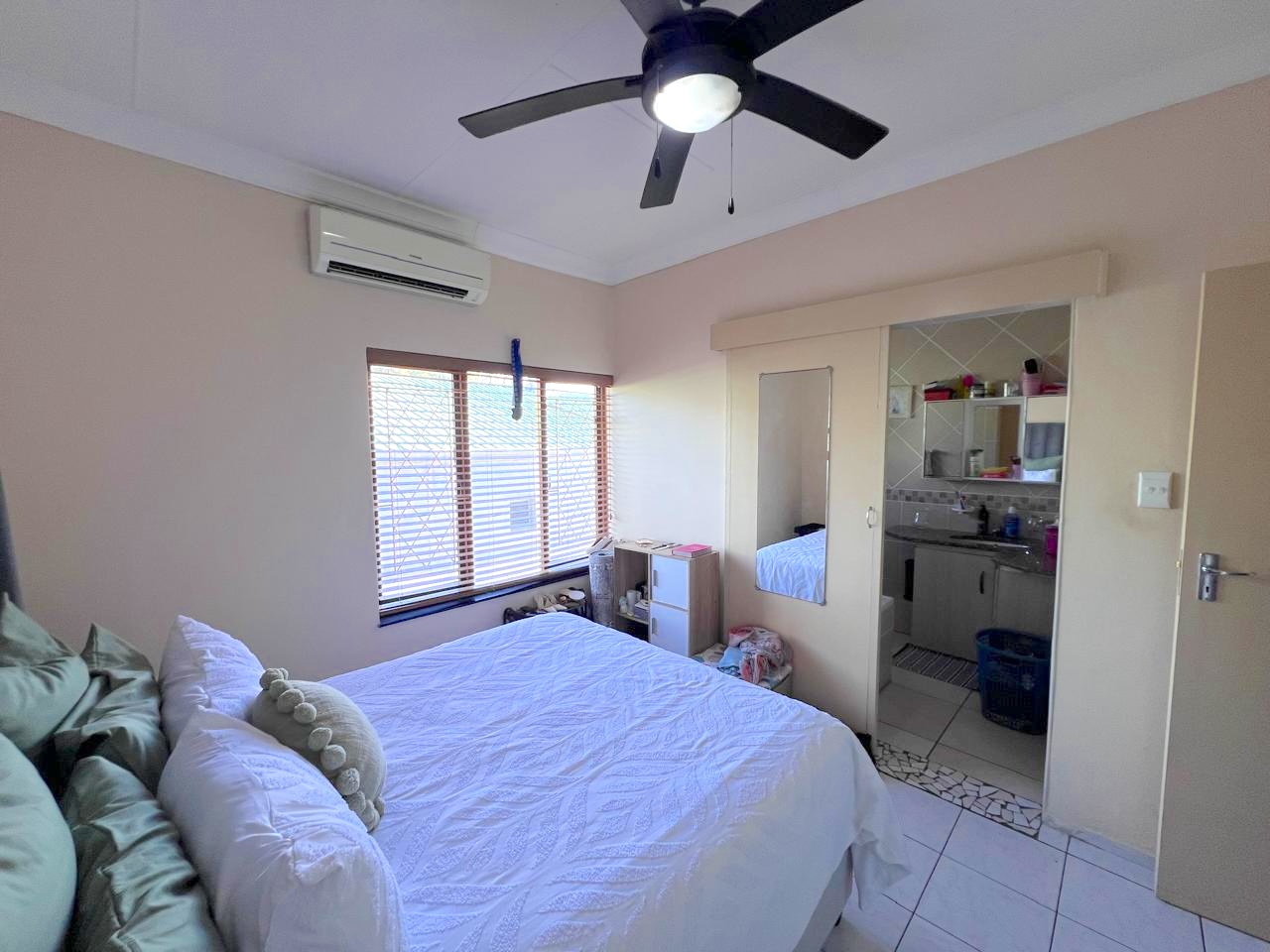 WhatsApp Image 2026-10-22 at 10.27.39 (6) 3 Bedroom Apartment Uvongo Beach