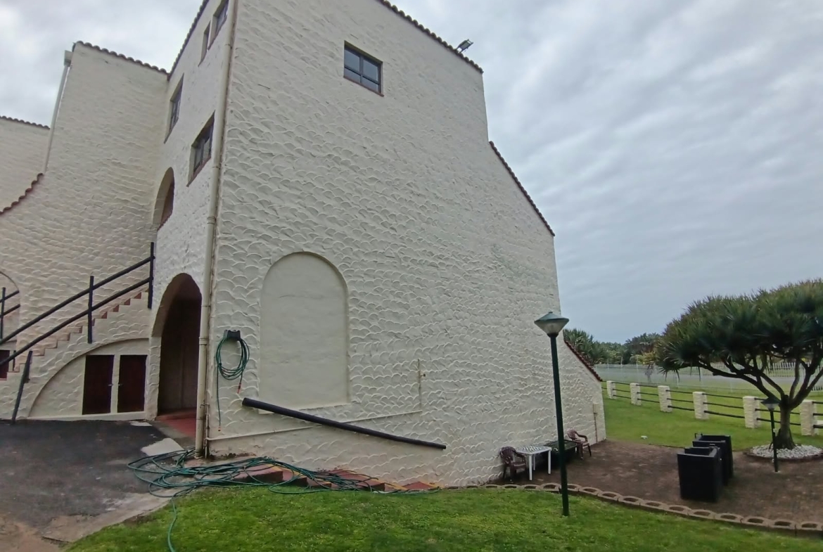 2 Bedroom, 1 Bathroom, open plan, Uvongo sea view for Sale