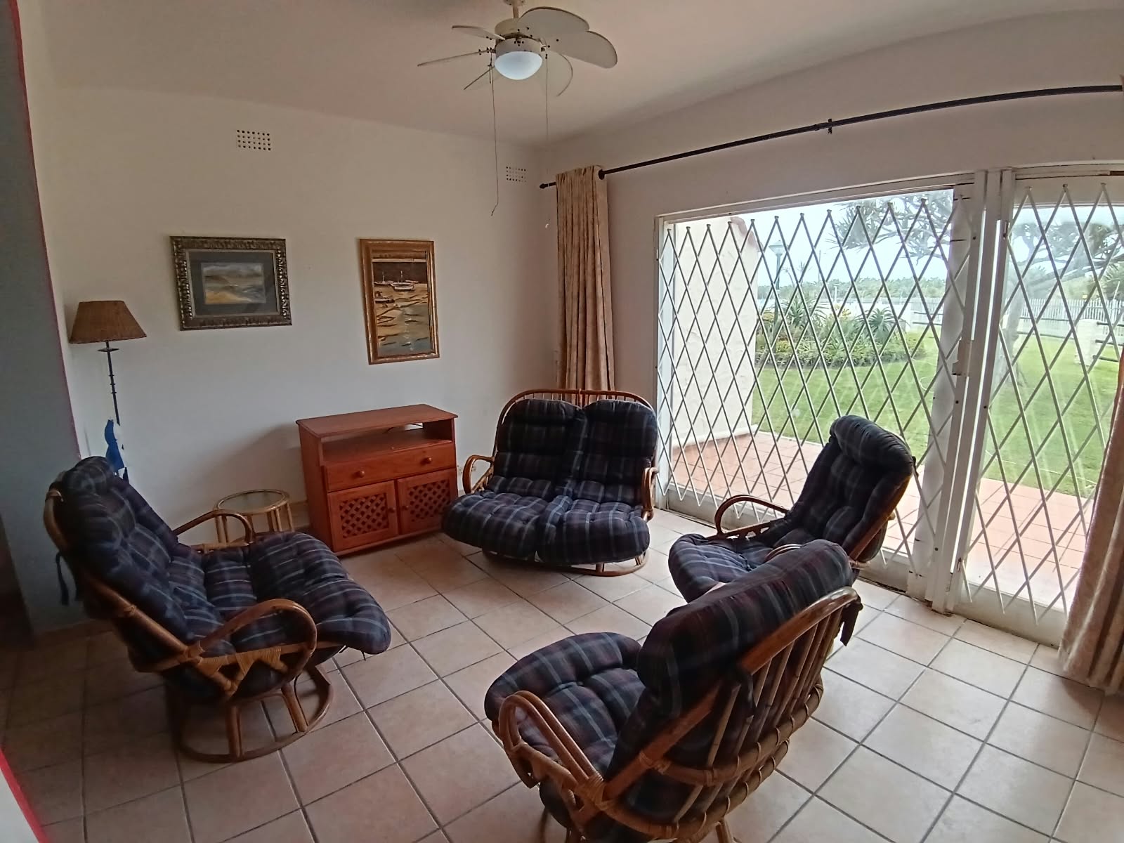 c63bcab6-5084-4be8-87da-740f3921f1b9 2 Bedroom, 1 Bathroom, open plan, Uvongo sea view for Sale