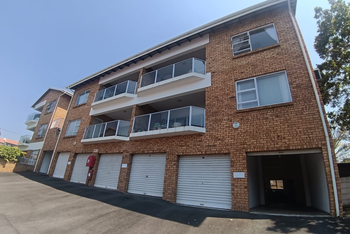 Spacious 3 Bedroom, 1.5 Bathroom, open plan, Uvongo sea view for Sale