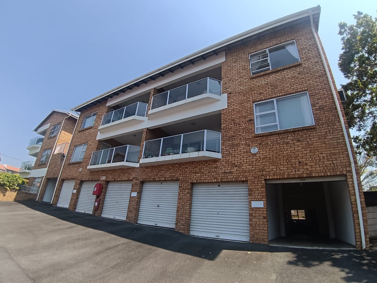 cde31e50-5b4c-4a54-b218-8be04af6ff65 Spacious 3 Bedroom, 1.5 Bathroom, open plan, Uvongo sea view for Sale