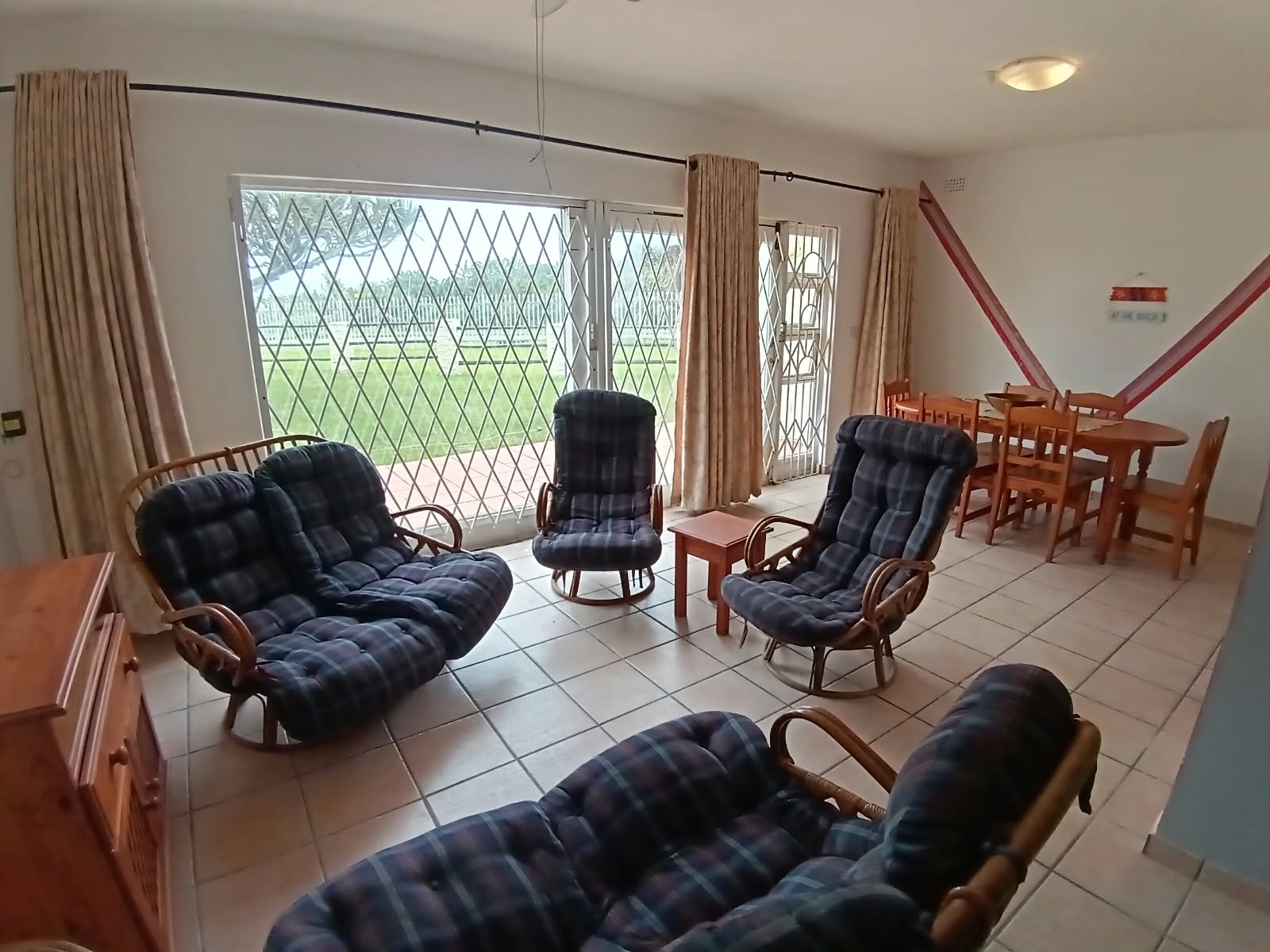 db28c2da-d92b-43b9-8902-af8294ac0624 2 Bedroom, 1 Bathroom, open plan, Uvongo sea view for Sale
